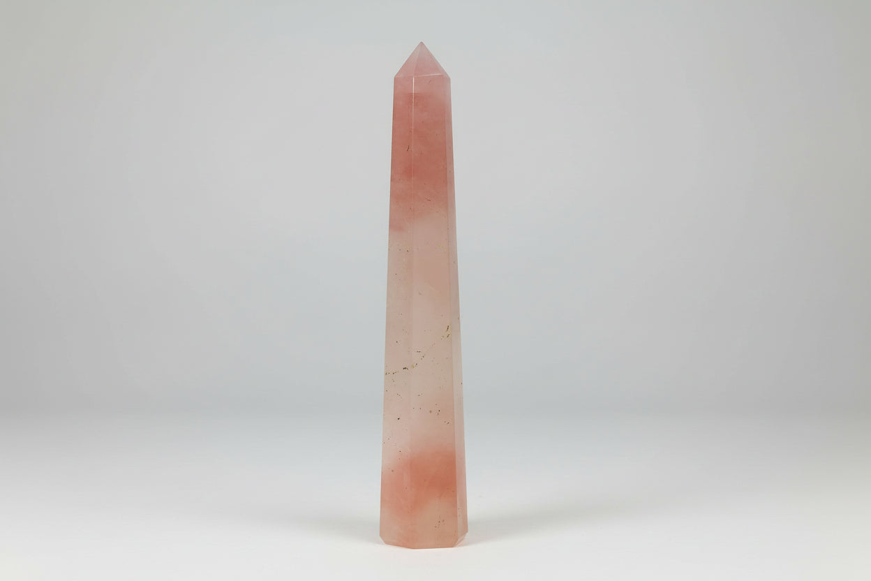 Quartz rose - Obélisque à facettes poli (3 à 4 pouces de hauteur)