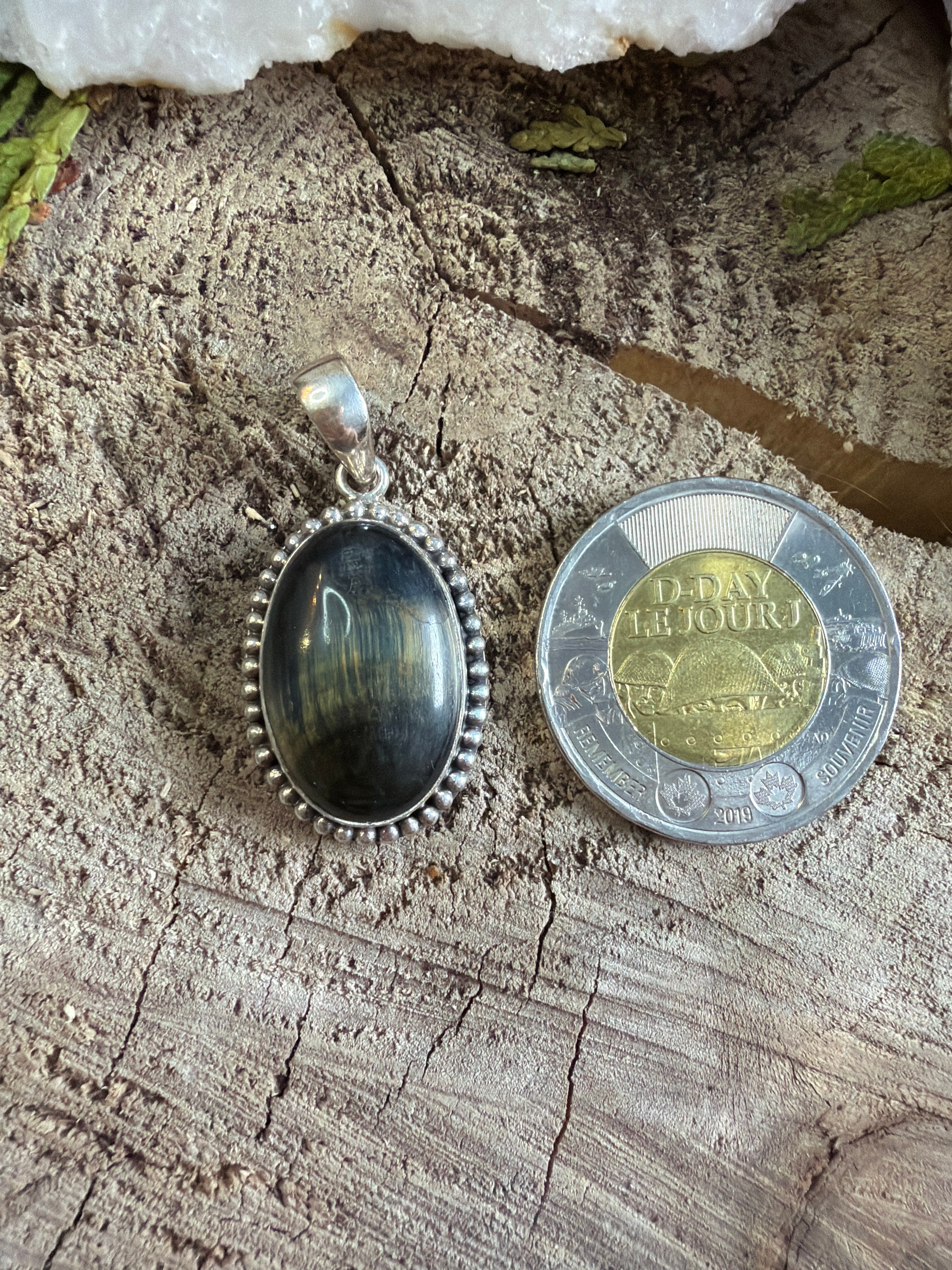 Pendentif oeil de faucon