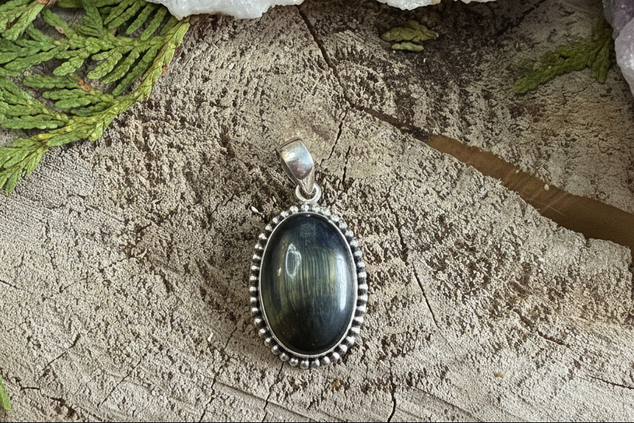 Pendentif oeil de faucon