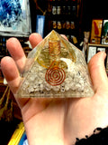 Pyramide orgonite de pierre de lune arc-en-ciel