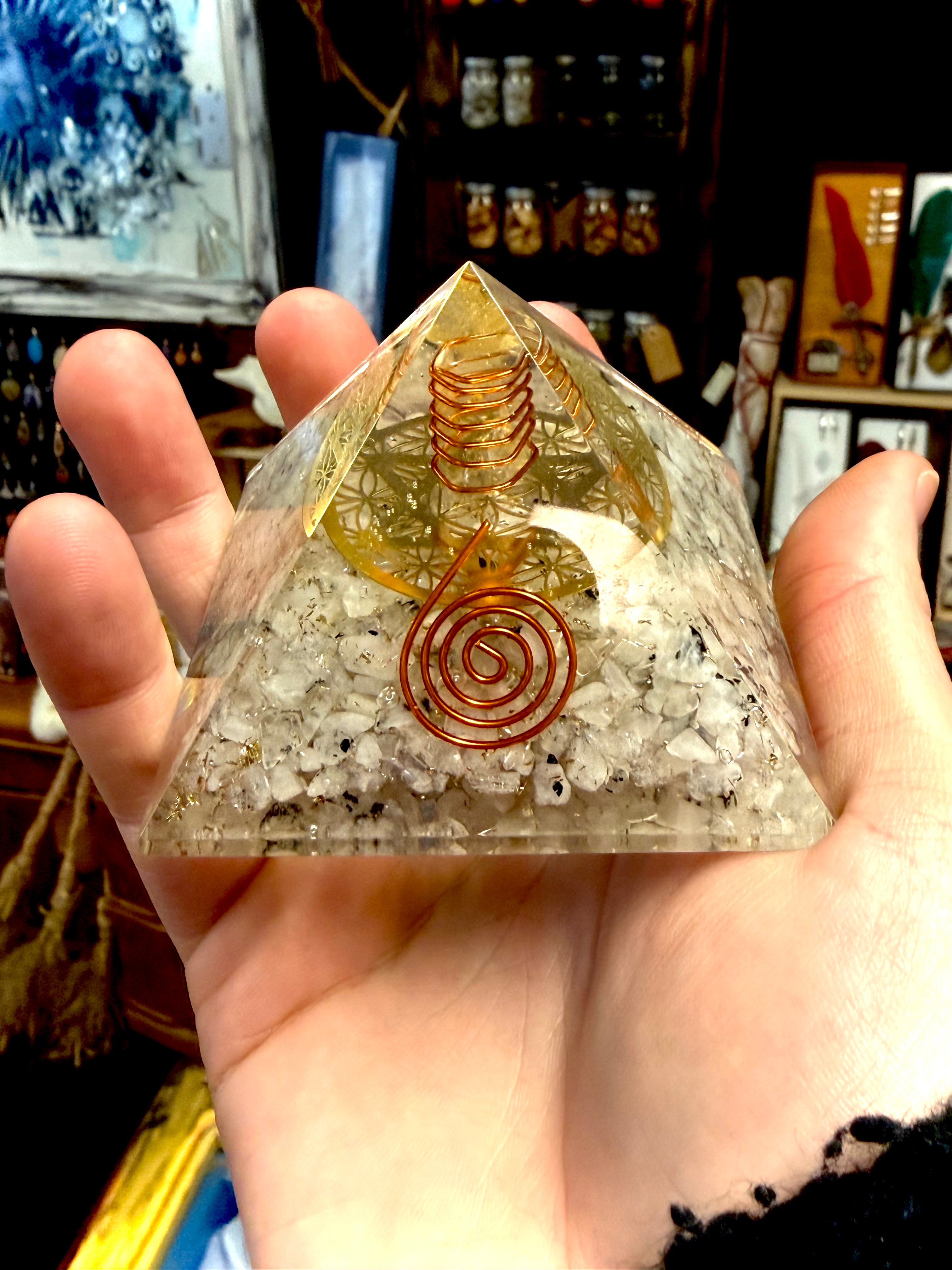 Pyramide orgonite de pierre de lune arc-en-ciel