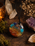 Pendentif d’orgonite avec pierre des sept chakras