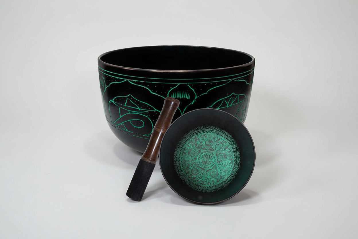 Bol chantant plat, 5 bouddhas, vert, 7,5 pouces de haut.